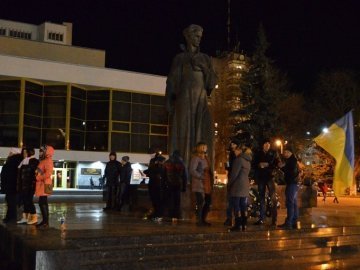 Вечір на Євромайдані у Луцьку. ФОТО. ВІДЕО
