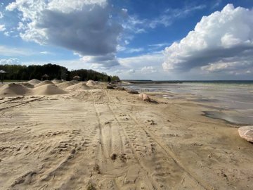 Пісок замість води: показали фото обмілілого Світязю