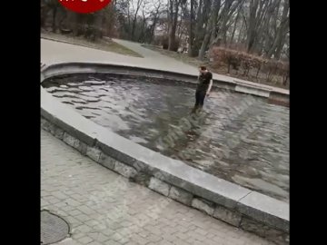 У фонтані ботанічного саду Києва купався чоловік. ВІДЕО