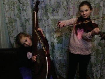 Дітям волинського Героя подарували скрипку та бандуру