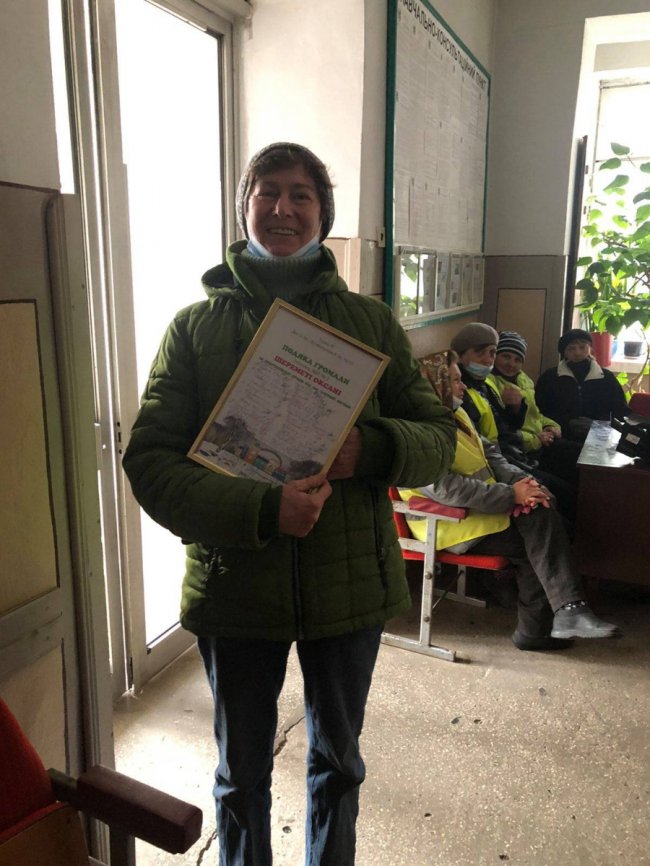 У Луцьку мешканці району ЛПЗ вручили подяку двірнику, яка старанно чистила дороги від снігу 