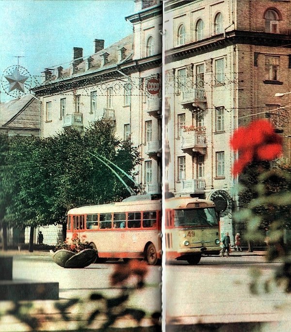 Квіти в центрі Луцька і тролейбус на вулиці Леніна