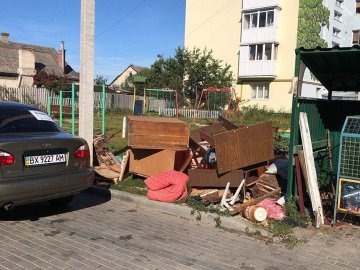 Лучанка отримала штраф за старі меблі, розкидані на прибудинковій території