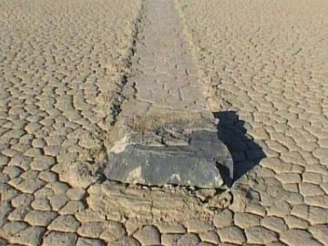 Нова теорія повзучого каміння в Долині Смерті