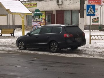 У Володимирі горе-водій припаркувався на переході