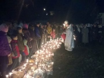 Громада Каменя-Каширського освятила паску на місці,  де раніше стояла церква. ФОТО
