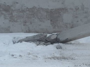 Вантажівка збила електроопору в Луцьку: водій утік