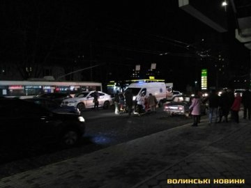 У Луцьку на Рівненській автівка збила жінку: постраждалу госпіталізували. ФОТО