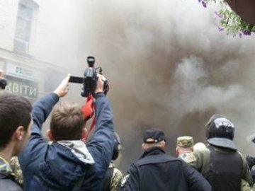 Провокації в Києві: колорадські стрічки та димова шашка