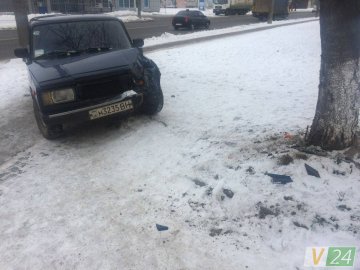 Аварія в Луцьку: авто «влетіло» в дерево, водія забрала «швидка». ФОТО