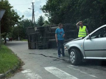 У Луцьку перекинулася вантажівка і перегородила дорогу