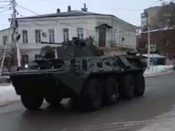 В Росії біля кордону з Україною  помітили колону військової техніки. ВІДЕО