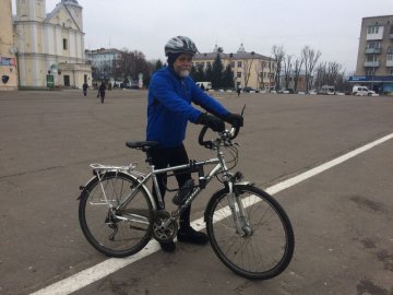 Поляк подорожує Волинню на велосипеді