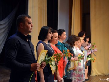 Оркестр, оплески та квіти: у Луцьку назвали кращих вчителів і учнів