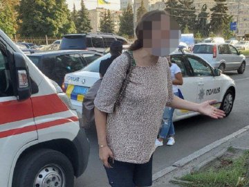 У Києві затримали молоду жінку,  яка носила новонароджену дитину в дорожній сумці. ФОТО