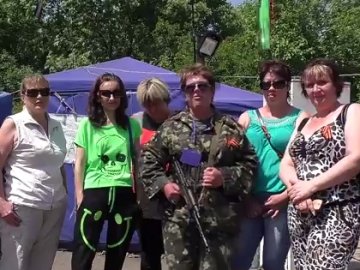 На блокпості Луганська стоять жінки з автоматами. ВІДЕО