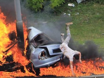 У Києві водій встиг вискочити із охопленого вогнем авто