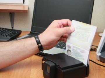 Громадянин Нігерії хотів виїхати у Польщу за чужим паспортом