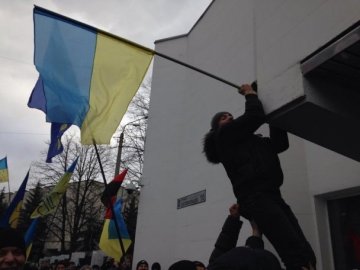 Євромайданівці повісили на МВС прапор України. ФОТО