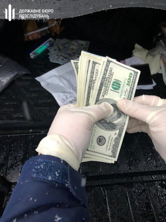 У Луцьку «контррозвідника» СБУ зловили на хабарі у декілька тисяч доларів. ФОТО 
