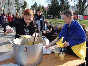 У Луцьку студенти годували кулішем. ФОТО