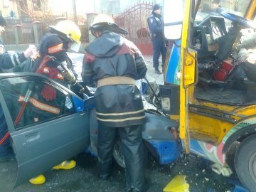 У Нововолинську легковик зіткнувся із маршруткою: постраждали двоє людей. 