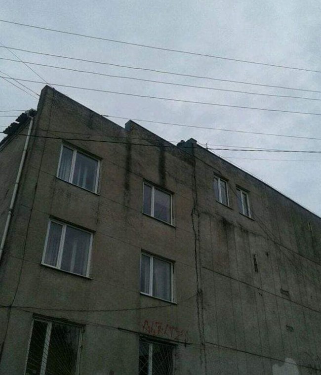 Небезпечні ігри: у Луцьку діти гуляють на дахах закинутих будівель. ФОТО