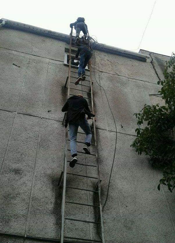 Небезпечні ігри: у Луцьку діти гуляють на дахах закинутих будівель. ФОТО