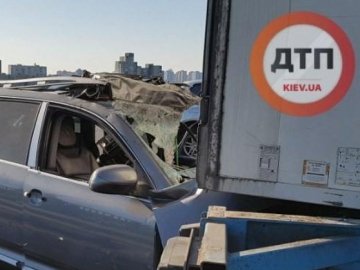 У Києві затор на мосту через смертельну аварію: не розминулися фура і Porsche