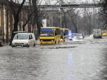 Одесу після снігопаду «накрила» злива: авто пливуть вулицями. ФОТО