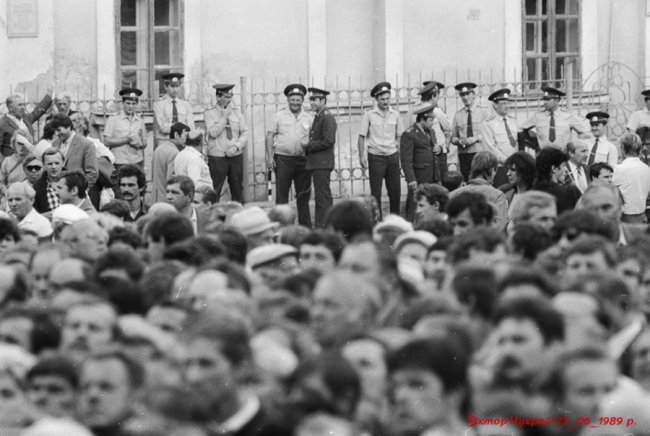 Показали унікальні знімки першого вшанування розстріляних в'язнів Луцької тюрми