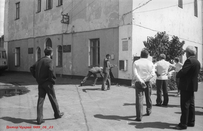 Показали унікальні знімки першого вшанування розстріляних в'язнів Луцької тюрми