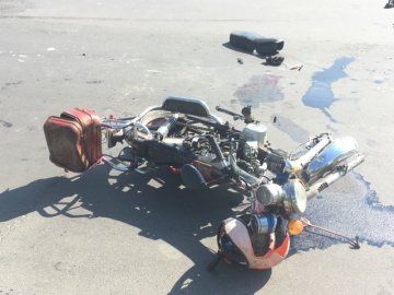 Моторошна аварія у Луцьку: троє на мопеді врізалися у Lanos. ФОТО