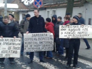 У Луцьку страйкарі перекрили вулицю біля міської ради. ФОТО