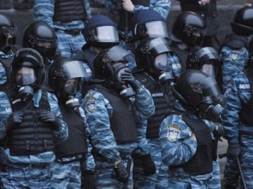 У Рівному демонстранти озброюються амуніцією міліції і збираються в Київ