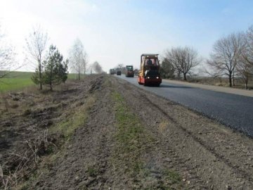 На автодорозі Львів–Луцьк вже уклали перші тонни асфальтобетону