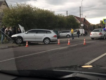 Поблизу Луцька сталася ДТП: водій одного з авто збив дорожній знак.ФОТО