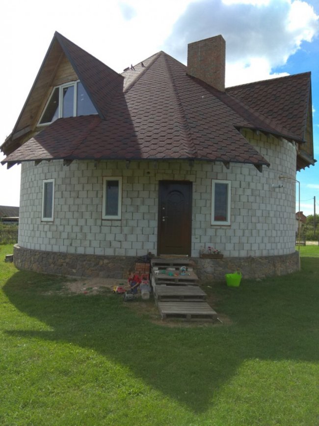 Подружжя волинян збудувало незвичний будинок без жодного кутка. ФОТО