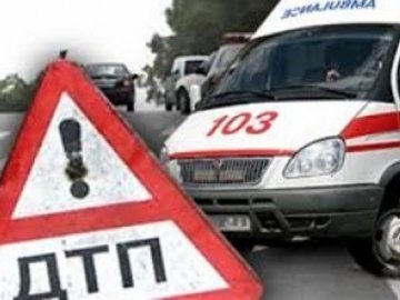 Страшна ДТП поблизу Луцька: лоб в лоб зіткнулися легковик та службовий автобус