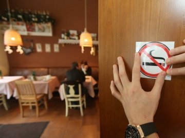 Можуть заборонити куріння на терасах кафе і ресторанів 