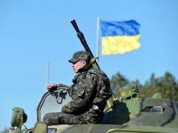 Росія підвела до кордону танки з розпізнавальними знаками української армії