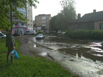 Луцьку вулицю затопило. ФОТО