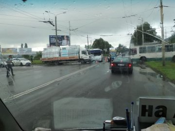 Ранкова аварія у Луцьку: вантажівка зіткнулась з маршруткою
