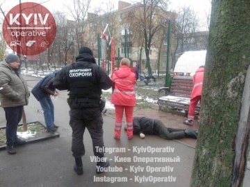 Людська байдужість: на Київщині посеред вулиці помер чоловік
