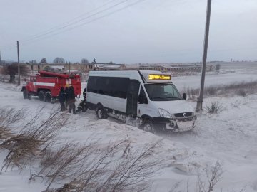 На Волині рятувальники витягнули зі снігового замету рейсовий автобус