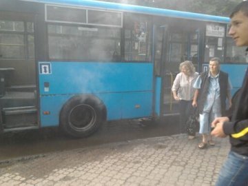 У Луцьку диміла маршрутка з пасажирами. ФОТО 