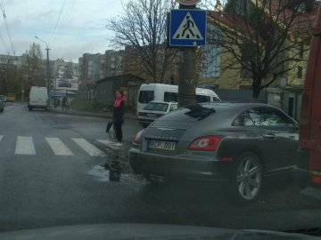 VIP-«євробляхар»: депутат Луцькради припаркував автомобіль на газоні. ФОТО