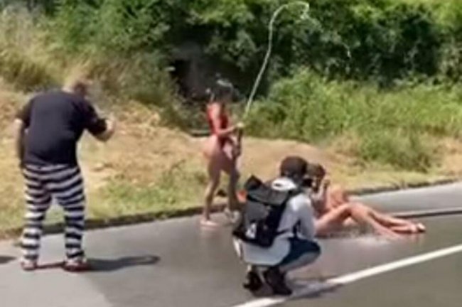 У Чорногорії три українки влаштували відверту фотосесію посеред дороги