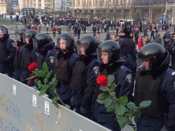 Йолка, Майдан, спецназ і квіти. ФОТО