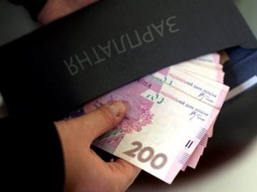 Українські чиновники отримуватимуть зарплату по-новому